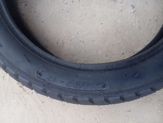 Pneu de moto 110/90 17