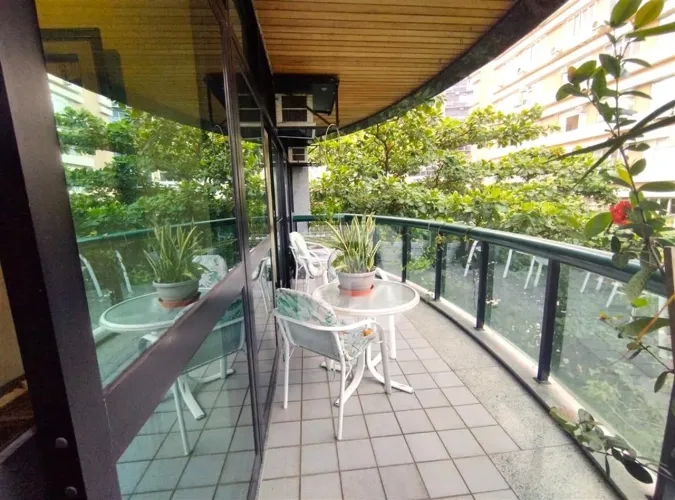 Apartamento 3 quartos, varandão e 2 vagas no Leblon
