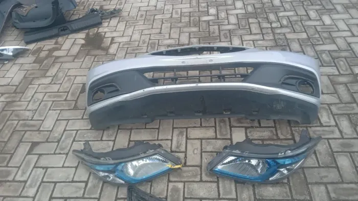 Vende-se para-choque e par de farol do onix