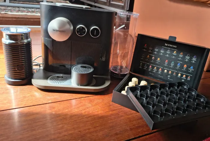 Kit Nespresso C80 com Aeroccino original e caixa para cápsulas