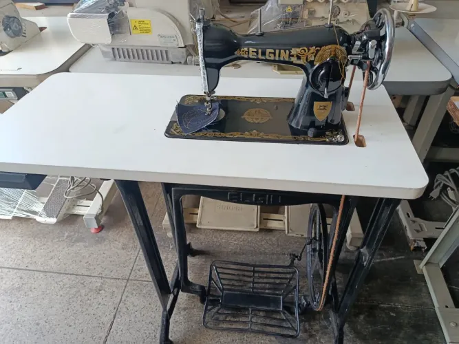 Máquina de costura doméstica com pedal