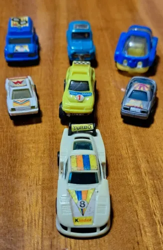 LOTE Nº 10 - CONTENDO SETE BRINQUEDOS MINIATURA KINDER OVO - CARRINHOS CORRIDA SPORT
