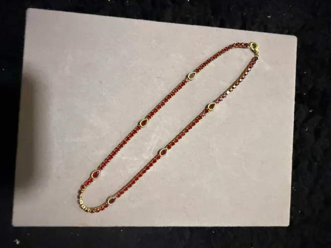 Colar choker com banho de ouro em pedraria 