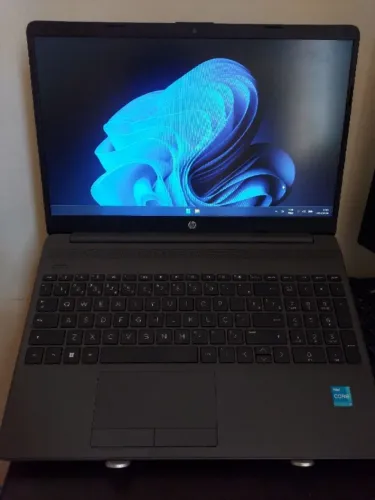 Notebook HP - 16GB RAM - c/ suporte de alumínio