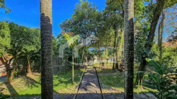 Ampla residência com 6 suítes, 1 quarto e 4 banheiros.