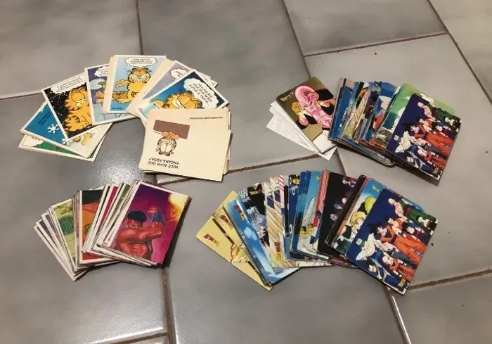 Lote de Figurinhas  Dragon Ball Z, Mortal Kombat 2 e Garfield