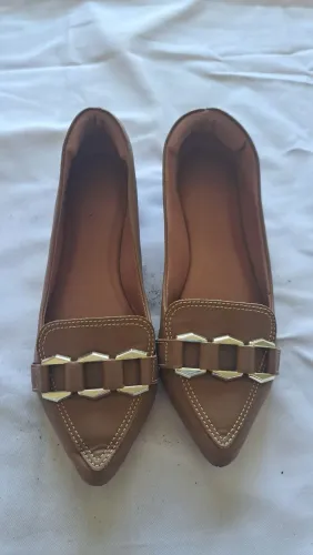 Sapatilha femina com detalhe dourado
