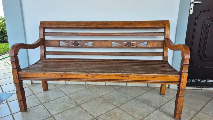 Conjunto Banco Flor de Madeira de demolição composto por 1 sofá de 3 lugares e 2 poltronas