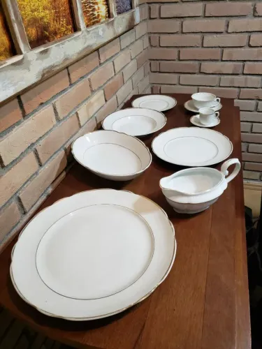 Conjunto de Louças Vintage - marca Real - porcelana branca com filete dourado
