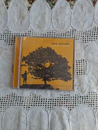 CD In Between Dreams do cantor Jack Johnson, lançado em 2005.