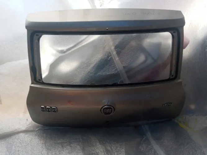 Tampa Traseira Fiat Uno Way Vivace Detalhe