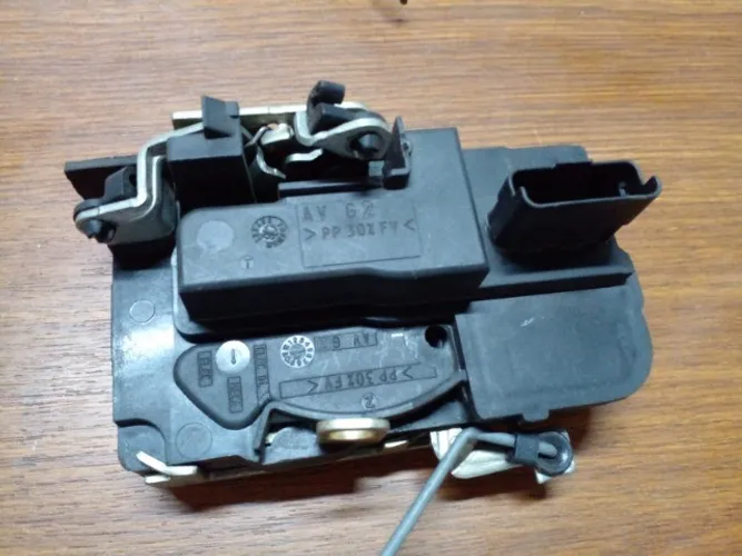 Fechadura Peugeot 206 duas portas esquerda/direita  unidade  