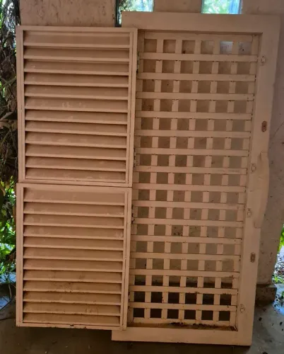 Porta de ferro com veneziana sem portal