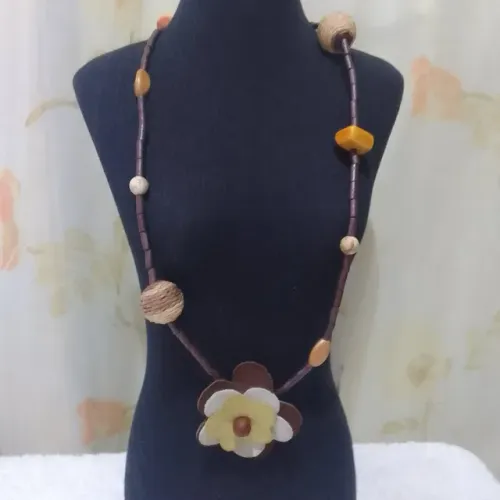 Colar artesanal biju com flor