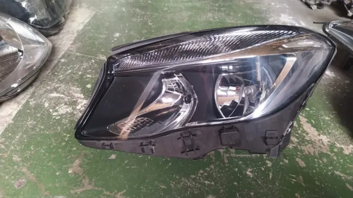Farol Mercedes A200 2014 2015 Simples