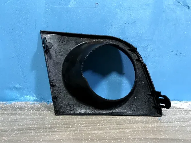 Moldura do Farol de Milha Direito Nissan Tiida 2005 a 2008