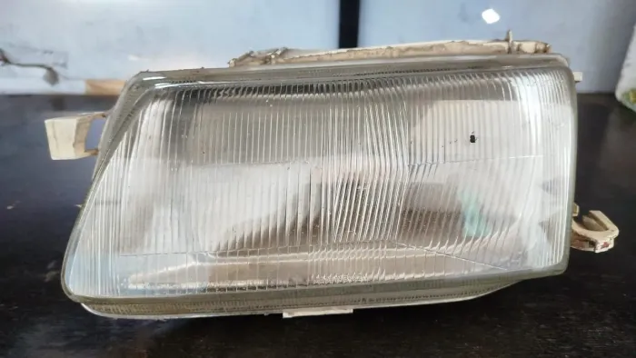 Farol Fiat tipo lado esquerdo com detalhe nas garrinhas <br>90$