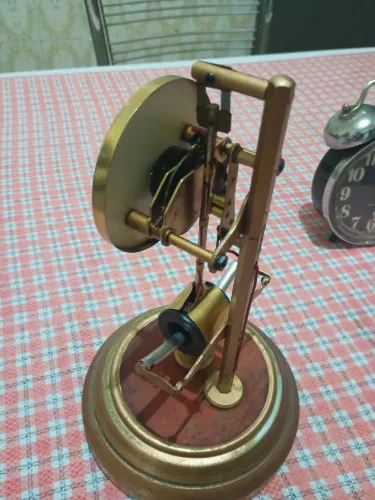 Relógio de mesa decorativo com mecanismo exposto