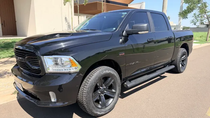 Ram Classic Laramie Night Edition 5.7 V8 16V Gasolina 4X4 Aut. 2022