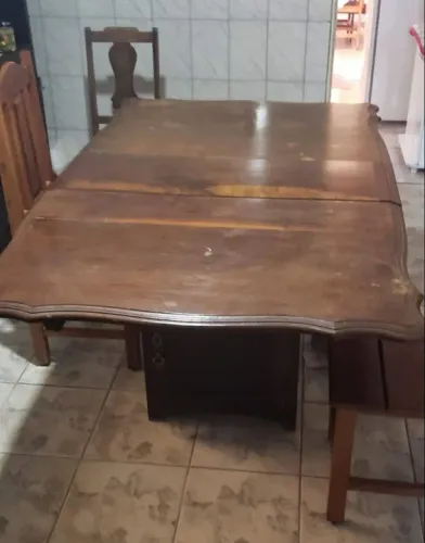 Mesa de Jantar de Madeira Maciça