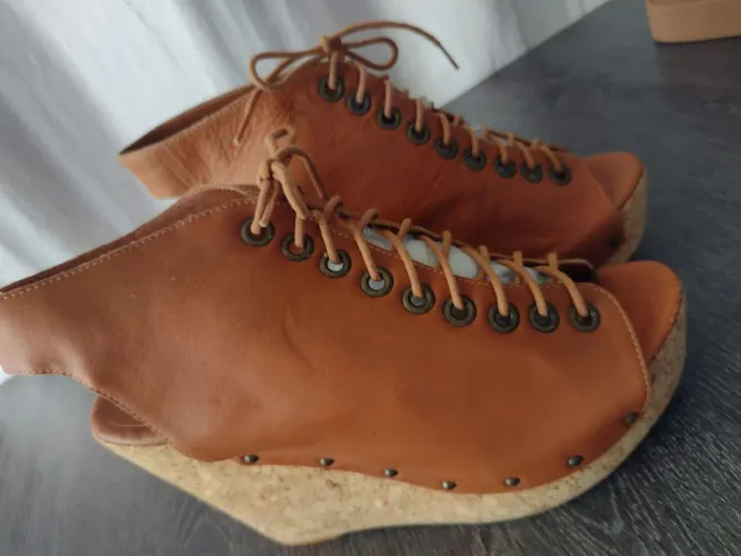 Sandália plataforma em couro caramelo com cadarço