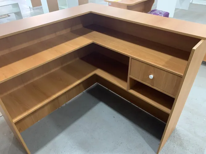 Balcão L para recepção amadeirado 