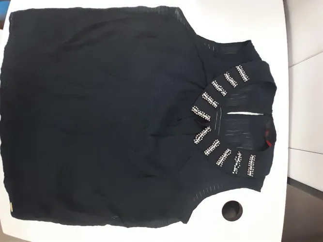 Blusa preta com detalhes em pedraria