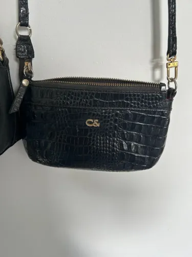 Bolsa de ombro preta com textura croco de couro