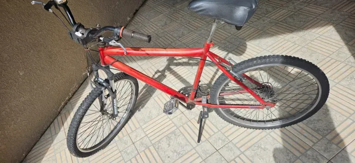 Bicicleta de marchas aro 26, com suspensão dianteira RST Capa, freios e pedais de alumínio