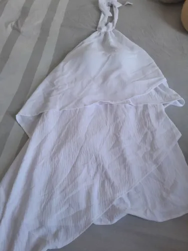 Vestido branco com babados nas pontas 