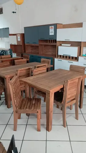 Mesa com 4 cadeiras em madeira eucalipto rústica