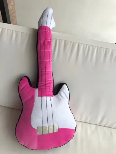 Guitarra em pelúcia