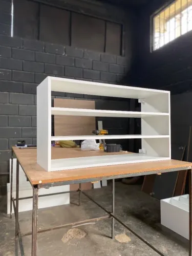 Estante com duas prateleiras 