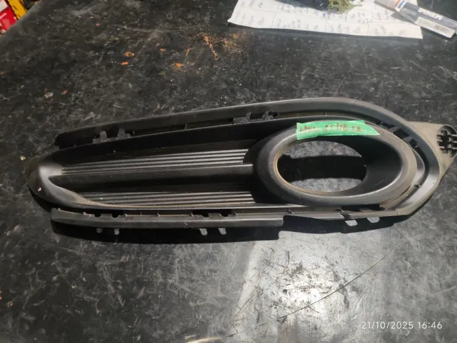Moldura farol milha esquerda Honda Hr-v com furo 