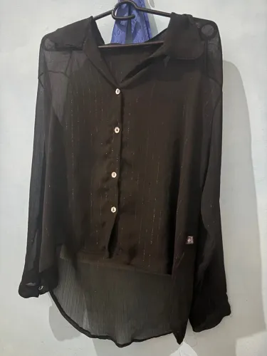 Camisa social preta com detalhes brilhantes