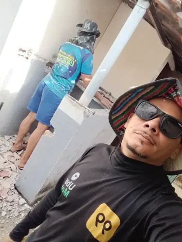 Pedreiro, bombeiro e eletricista.