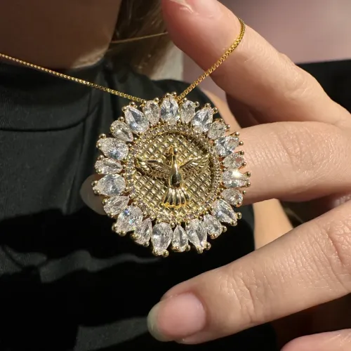 Colar Feminino Dourado Pingente Espírito Santo Cravejado 60cm ? Semijoia