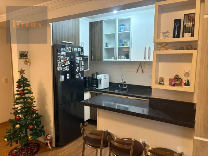 Apartamento mobiliado de 3 dormitórios, sendo 1 suíte, no Carianos.