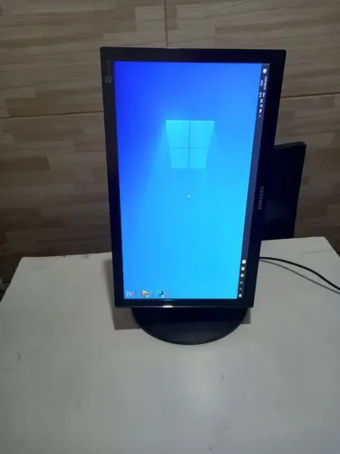 Monitor Samsung 19 polegadas LED HDMI e VGA giratório usado!!!
