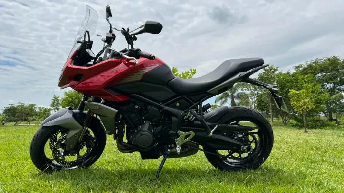 Moto nova, muito conservada.