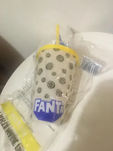Copo Fanta Maracujá com tampa e canudo 