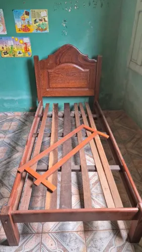 Cama de madeira maciça 