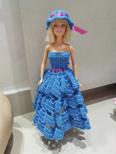 Boneca Barbie com vestido de crochê azul