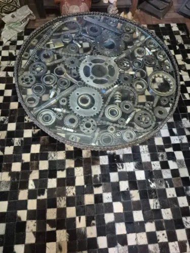 Linda Mesa de Centro com Peças de Moto e Vidro