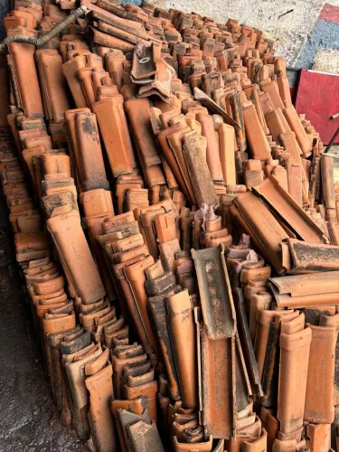 Telhas de cerâmica colonial usadas