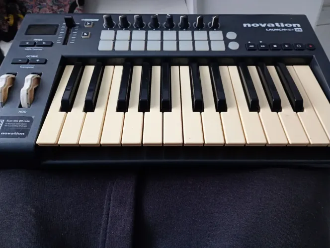 Teclado MIDI Novation Launchkey 25 MK2 
