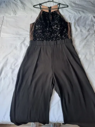 Macacão Longo Preto com Detalhe em Renda