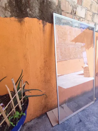 Um (01)vidro grande 2,15x1,30 pra vitrine e afins com quadro de alumínio Não entre
