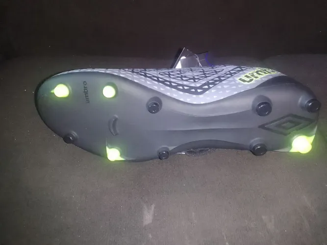 Chuteira Umbro Nova - Conforto e Desempenho!