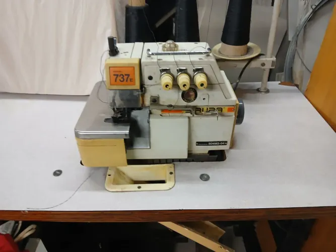 Máquina de costura overloque